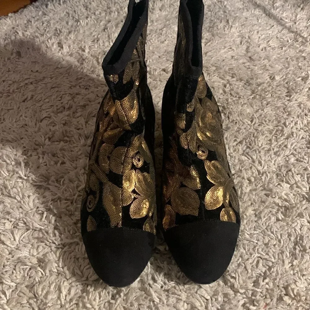 Joan Boyce EUC black/gold sequin suede like ankle boots Size 9.5
